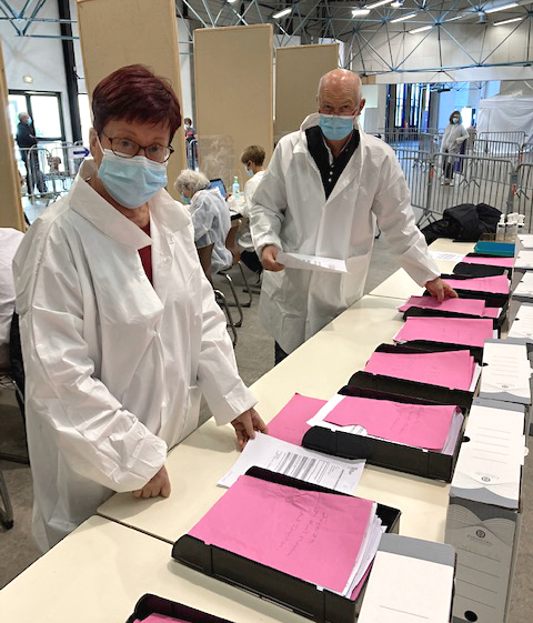 Des délégués de la MSA Bourgogne viennent en aide au centre de vaccionation Covid-19 de Nevers pour gérer le flux des candidats et favoriser un accueil de qualité.