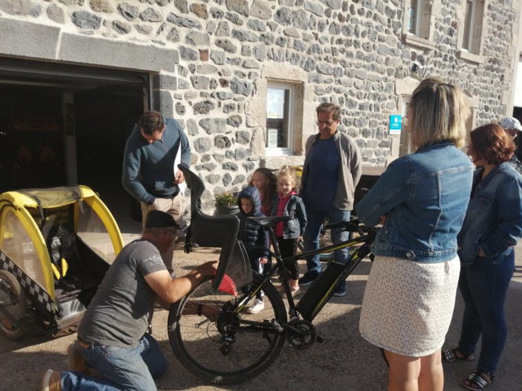 Le plein d'animations pour le lancement de la charte avec les familles organisé la MSA Auvergne et la communauté de communes du Pays de Cayres-Pradelles au Bouchet Saint-Nicolas (Haute-Loire). Ici, pour des balades en vélo.