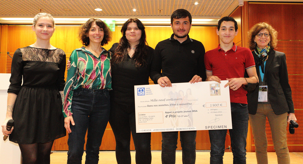 Groupe de jeunes accompagné par la MSA de la Corse. 4e prix (catégorie 13-17 ans) de l'appel à projets jeunes 2021-2022 pour son initiative "Dans nos assiettes d'hier à aujourd'hui".